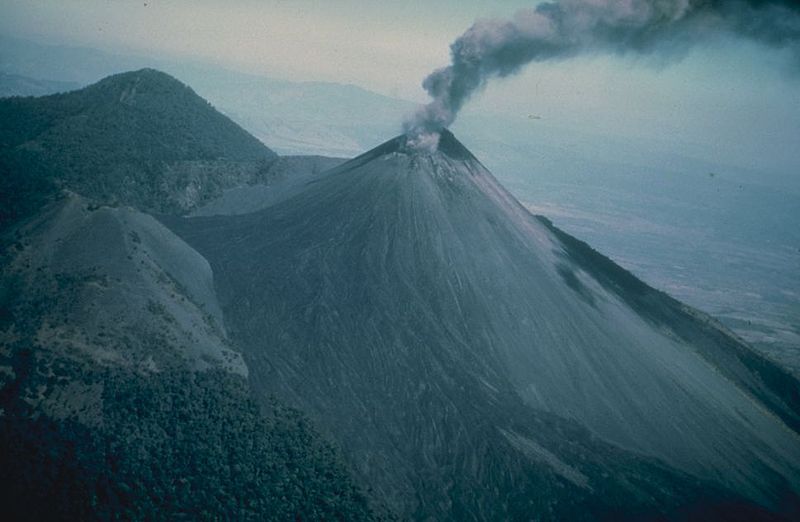 Archivo:Pacaya erupting in 1976.jpg